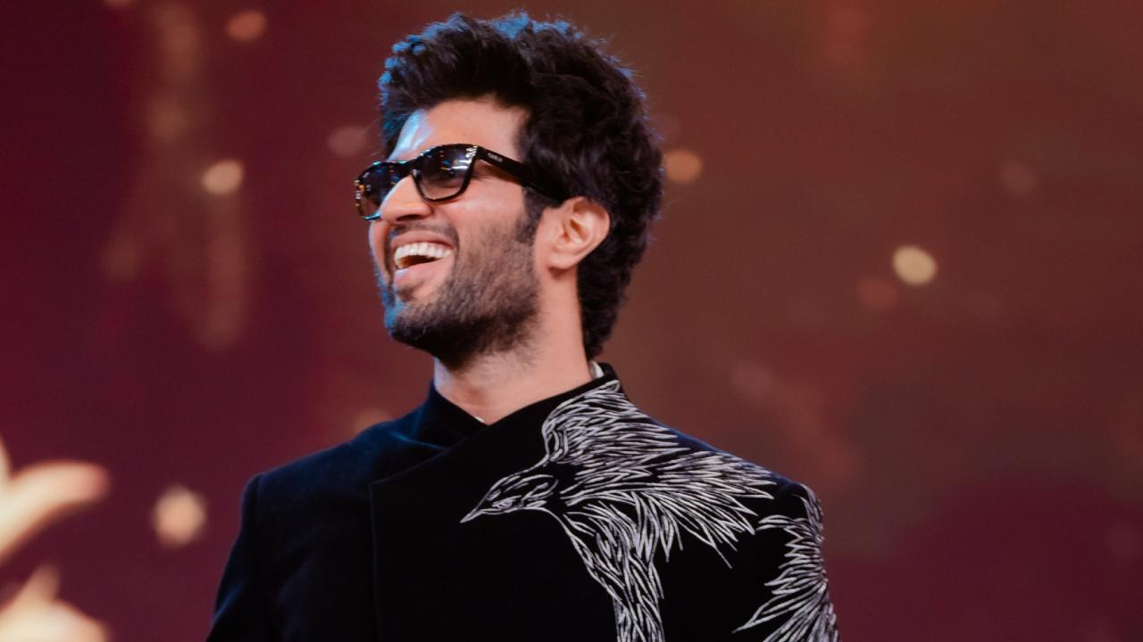 Vijay Devarakonda: ఆ యంగ్ డైరెక్టర్కు ఓకే చెప్పేసిన విజయ్ దేవరకొండ..? Vijay Devarakonda: ఆ యంగ్ డైరెక్టర్కు ఓకే చెప్పేసిన విజయ్ దేవరకొండ..?