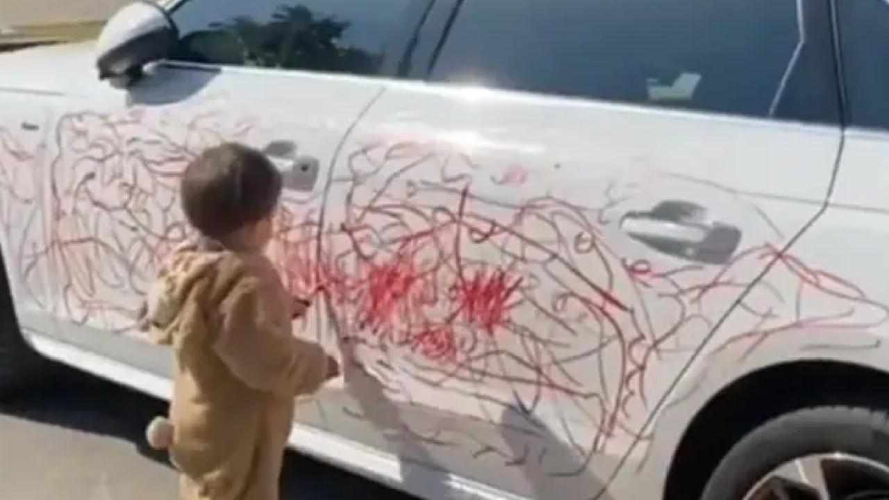 Viral Video: రోడ్డుపైకి వచ్చి.. ఆగి ఉన్న కారుపై లిప్స్టిక్తో బాలుడి గీతలు.. వైరల్ అవుతున్న బుడతడి ఫన్నీ వీడియో Viral Video: రోడ్డుపైకి వచ్చి.. ఆగి ఉన్న కారుపై లిప్స్టిక్తో బాలుడి గీతలు.. వైరల్ అవుతున్న బుడతడి ఫన్నీ వీడియో