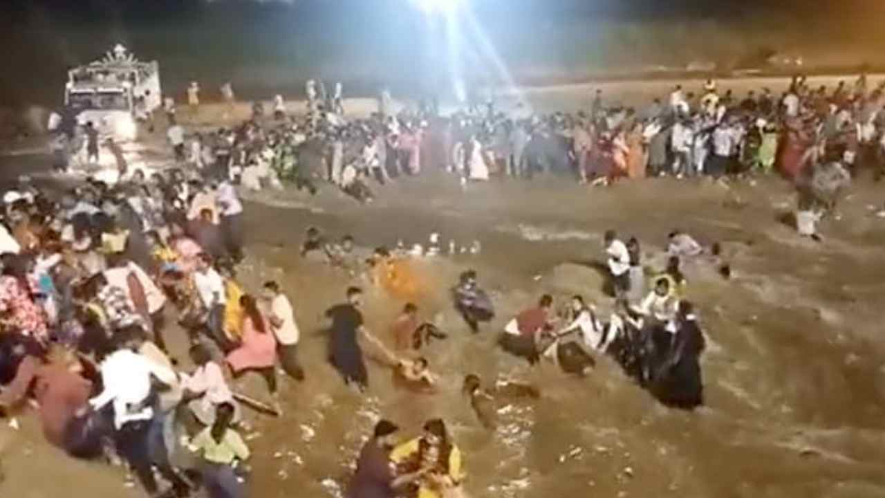 Durga Idol Immersion: దుర్గాదేవి విగ్రహం నిమజ్జన సమయంలో విషాదం.. నదీప్రవాహంలో కొట్టుకుపోయి ఎనిమిది మంది మృతి.. షాకింగ్ వీడియోలు.. Durga Idol Immersion: దుర్గాదేవి విగ్రహం నిమజ్జన సమయంలో విషాదం.. నదీప్రవాహంలో కొట్టుకుపోయి ఎనిమిది మంది మృతి.. షాకింగ్ వీడియోలు..