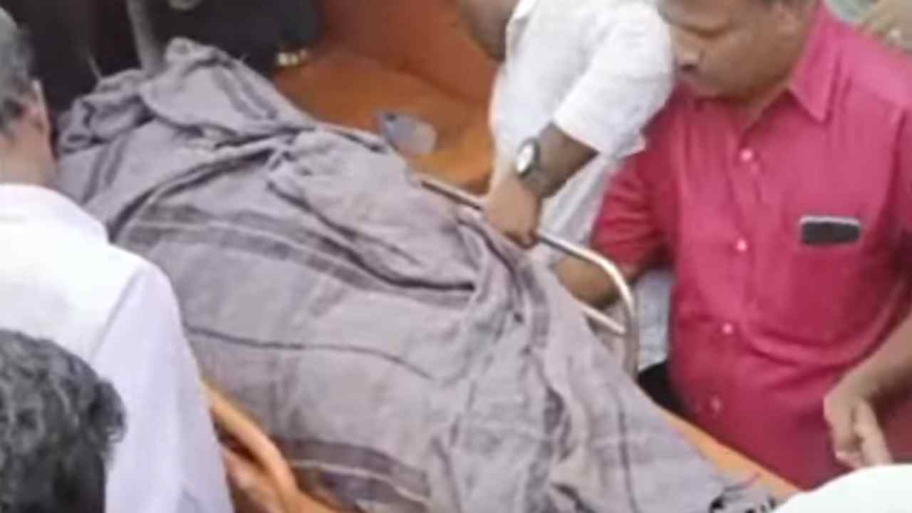 YCP Leader Murder Case: హిందూపురం వైసీపీ నేత దారుణ హత్య.. ఎమ్మెల్సీ పీఏతో సహా ఐదుగురిపై కేసు నమోదు YCP Leader Murder Case: హిందూపురం వైసీపీ నేత దారుణ హత్య.. ఎమ్మెల్సీ పీఏతో సహా ఐదుగురిపై కేసు నమోదు