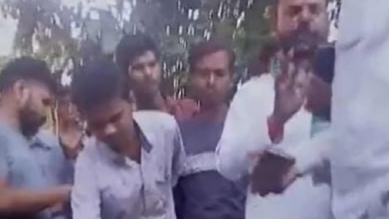 Young Girl: ఇదీ నేటి సమాజం.. గాయాలు, రక్తస్రావంతో అమ్మాయి.. సాయం చేయకుండా వీడియోలు తీసుకున్న జనం Young Girl: ఇదీ నేటి సమాజం.. గాయాలు, రక్తస్రావంతో అమ్మాయి.. సాయం చేయకుండా వీడియోలు తీసుకున్న జనం
