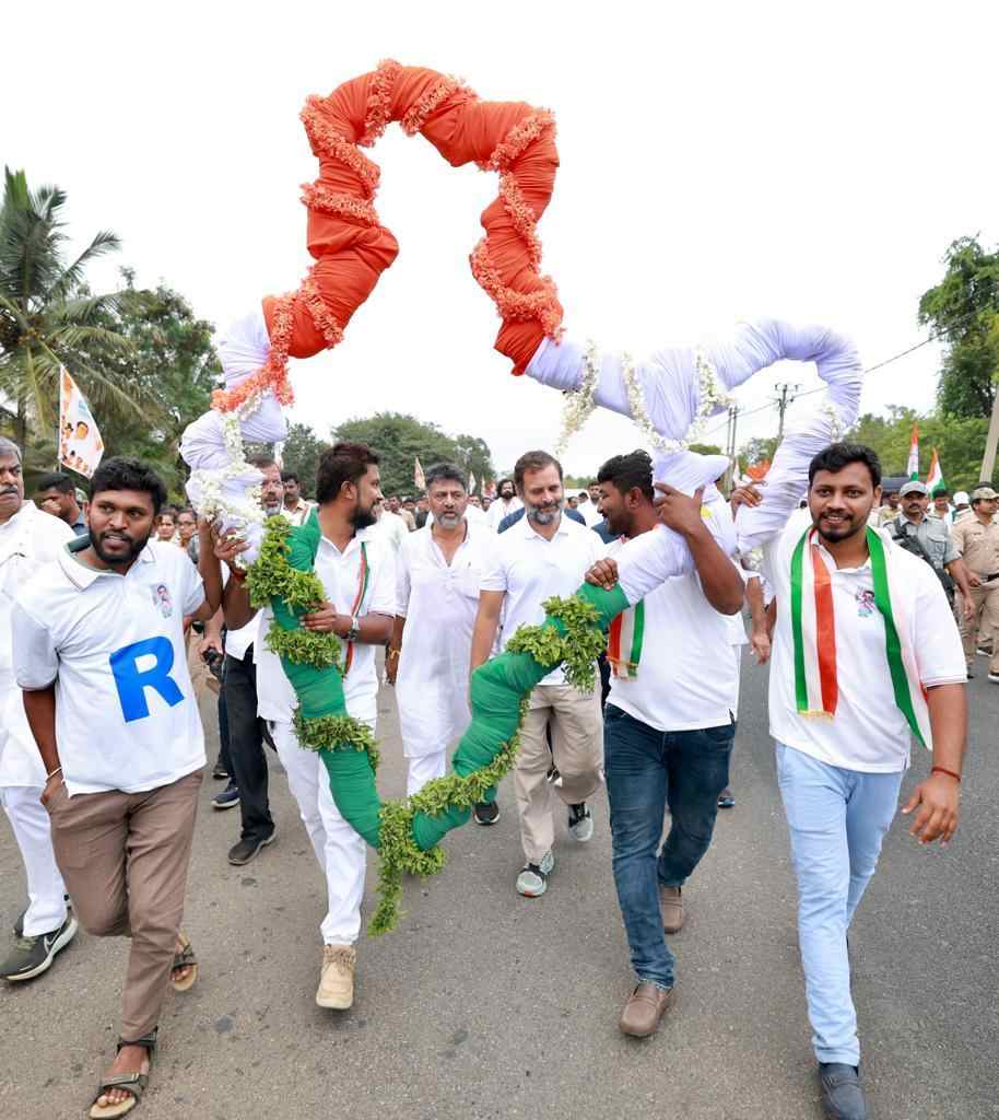 Bharat Jodo Yatra: కర్ణాటకలో కొనసాగుతున్న భారత్ జోడో యాత్ర.. రాహుల్ వెంట భారీగా పాల్గొన్న కాంగ్రెస్ శ్రేణులు ( ఫొటో గ్యాలరీ)