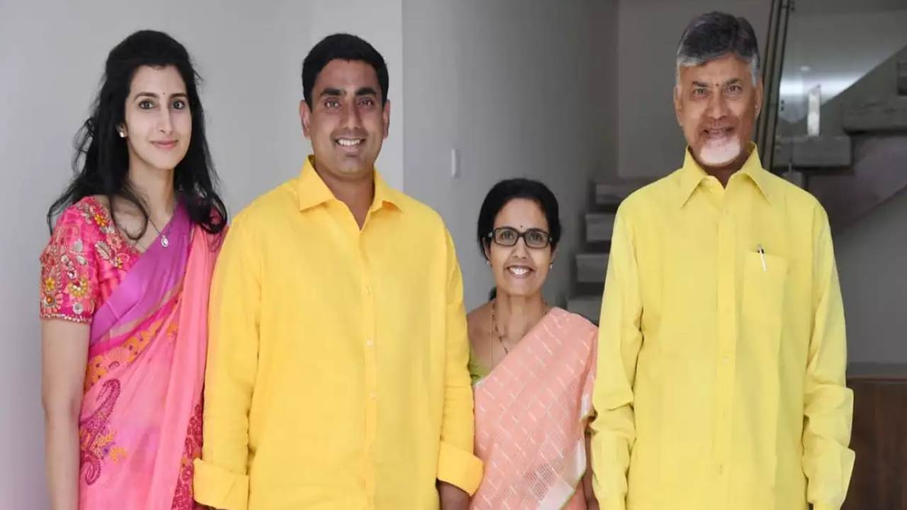 Chandrababu : నారా ఫ్యామిలీ బ్రాహ్మణి చేతుల్లో సేఫ్ గా ఉంది.. భార్యకి ఫోన్ చేసి లవ్ యు చెప్పిన చంద్రబాబు Chandrababu : నారా ఫ్యామిలీ బ్రాహ్మణి చేతుల్లో సేఫ్ గా ఉంది.. భార్యకి ఫోన్ చేసి లవ్ యు చెప్పిన చంద్రబాబు