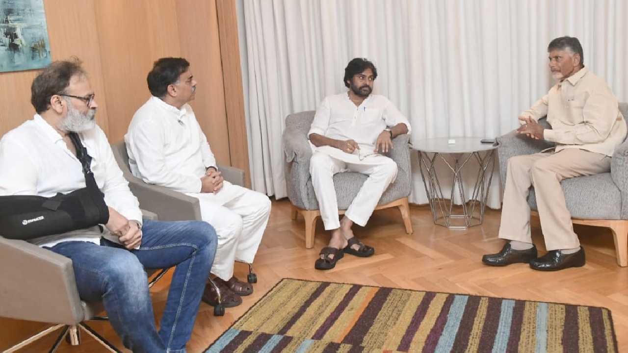 Chandrababu meets pawan kalyan: పవన్ కల్యాణ్తో టీడీపీ అధినేత చంద్రబాబు భేటీ Chandrababu meets pawan kalyan: పవన్ కల్యాణ్తో టీడీపీ అధినేత చంద్రబాబు భేటీ