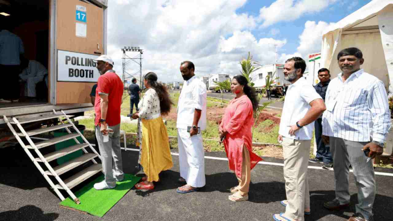 Congress Presidential Election: కాంగ్రెస్ అధ్యక్ష ఎన్నికలు.. ఓటు వేసిన సోనియా, ప్రియాంక, రాహుల్, ఇతర నేతలు (ఫొటో గ్యాలరీ)