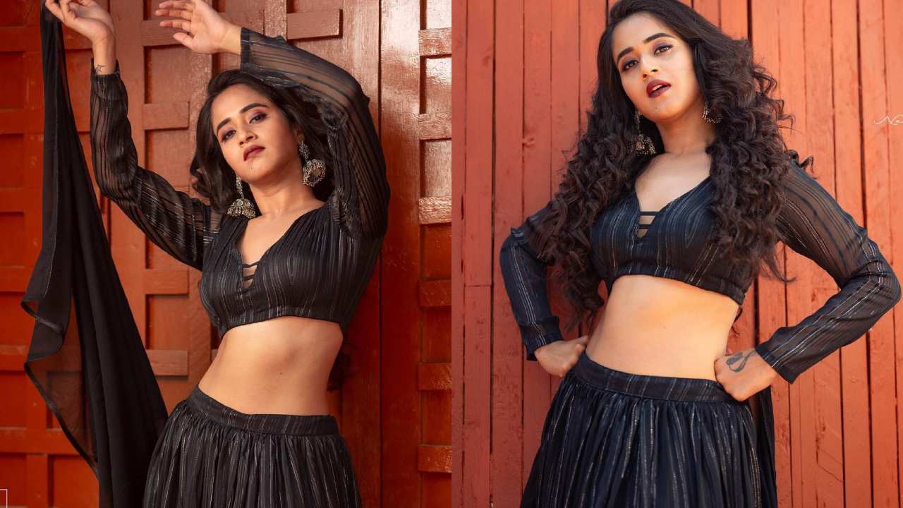 Deepti Sunaina : నడుము అందాలు చూపిస్తూ బ్లాక్ డ్రెస్ లో బాబోయ్ అనిపిస్తున్న దీప్తి సునైనా