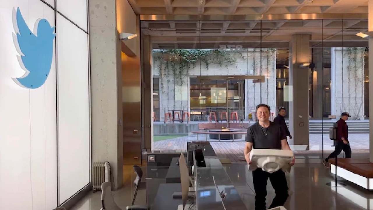 ‘Chief Twit’ Elon Musk: బాత్రూం సింక్తో ట్విటర్ ప్రధాన కార్యాలయంలోకి ఎలాన్ మస్క్.. వీడియో వైరల్ ‘Chief Twit’ Elon Musk: బాత్రూం సింక్తో ట్విటర్ ప్రధాన కార్యాలయంలోకి ఎలాన్ మస్క్.. వీడియో వైరల్