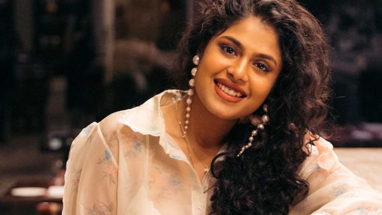Faria Abdullah : ఆ కార్ డ్రైవర్ చిన్నప్పటి చిట్టి నేనేనేమో అనుకున్నాడు.. రోడ్డు మధ్యలో కార్ ఆపేసి.. Faria Abdullah : ఆ కార్ డ్రైవర్ చిన్నప్పటి చిట్టి నేనేనేమో అనుకున్నాడు.. రోడ్డు మధ్యలో కార్ ఆపేసి..