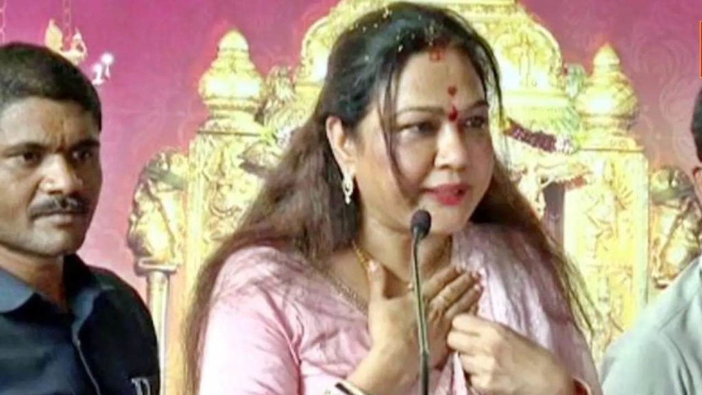 Actress Hema fires on reporter at Vijayawada Durga Temple