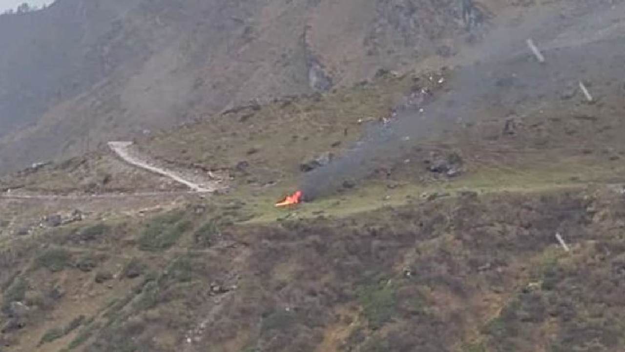 Helicopter Crashes Near Kedarnath: కేదార్నాథ్ యాత్రికులను తీసుకెళ్తున్న హెలికాప్టర్ కుప్పకూలి ఆరుగురి మృతి Helicopter Crashes Near Kedarnath: కేదార్నాథ్ యాత్రికులను తీసుకెళ్తున్న హెలికాప్టర్ కుప్పకూలి ఆరుగురి మృతి