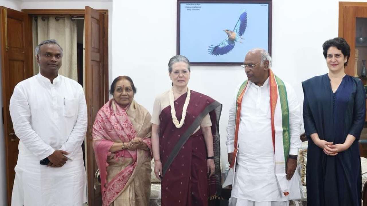 Congress president: కాంగ్రెస్ కొత్త అధ్యక్షుడు మల్లికార్జున ఖర్గే ఇంటికి వెళ్లిన సోనియా, ప్రియాంక Congress president: కాంగ్రెస్ కొత్త అధ్యక్షుడు మల్లికార్జున ఖర్గే ఇంటికి వెళ్లిన సోనియా, ప్రియాంక