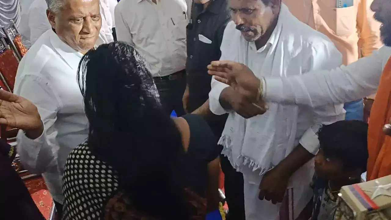 Viral Video: మహిళ చెంపచెళ్లుమనిపించిన కర్ణాటక మంత్రి.. వెంటనే మంత్రి కాళ్లు పట్టుకున్న మహిళ Viral Video: మహిళ చెంపచెళ్లుమనిపించిన కర్ణాటక మంత్రి.. వెంటనే మంత్రి కాళ్లు పట్టుకున్న మహిళ