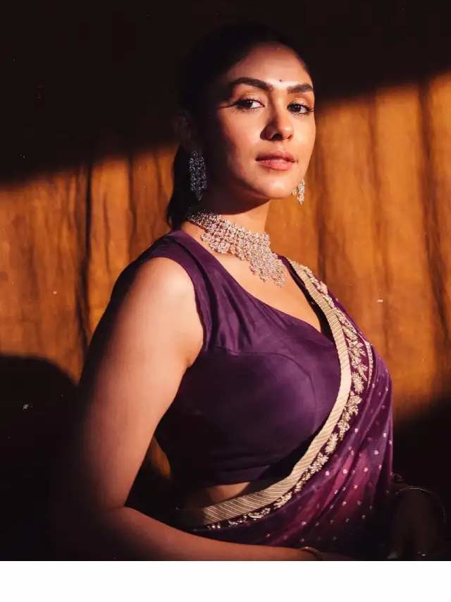 >చీరకట్టులో స్పెషల్ లైటింగ్‌తో ఫోజులిచ్చిన మృణాల్..