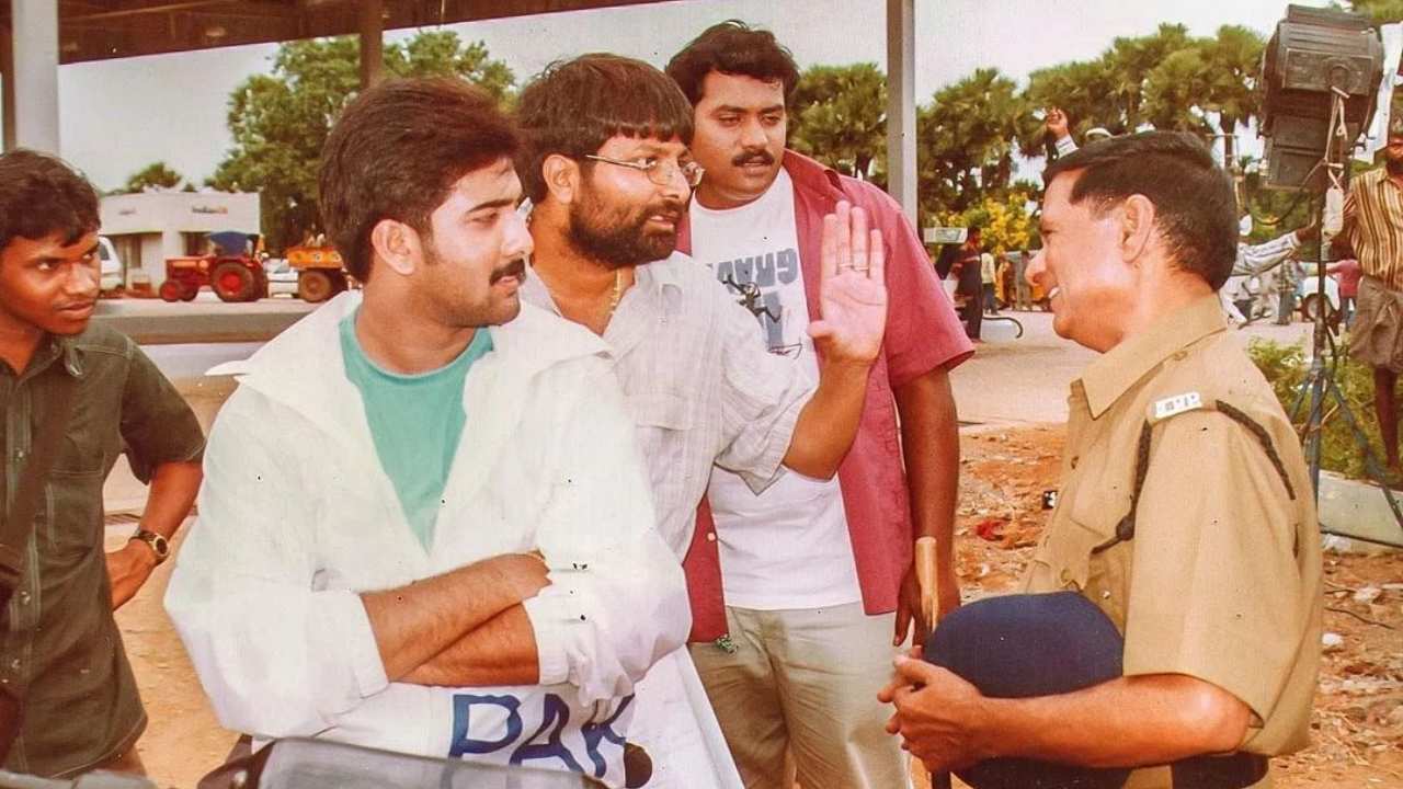 Nuvve Nuvve Movie Working Stills : త్రివిక్రమ్ డెబ్యూ ‘నువ్వే.. నువ్వే..’కి 20 ఏళ్ళు.. వర్కింగ్ స్టిల్స్