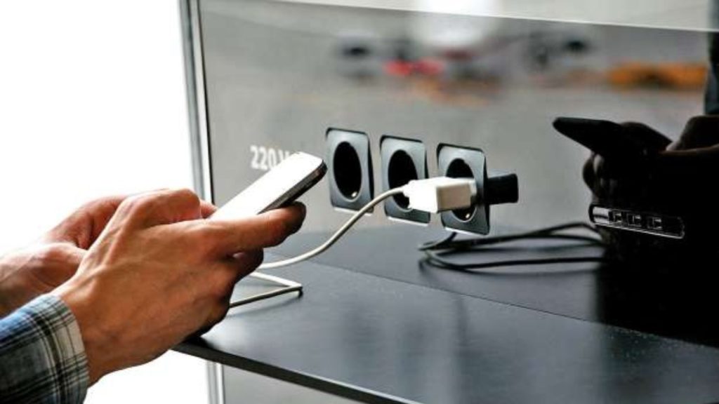 police asks mobile phone users to not use public charging stations, says hackers can empty bank accounts