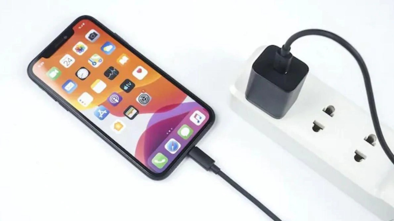 police asks mobile phone users to not use public charging stations, says hackers can empty bank accounts