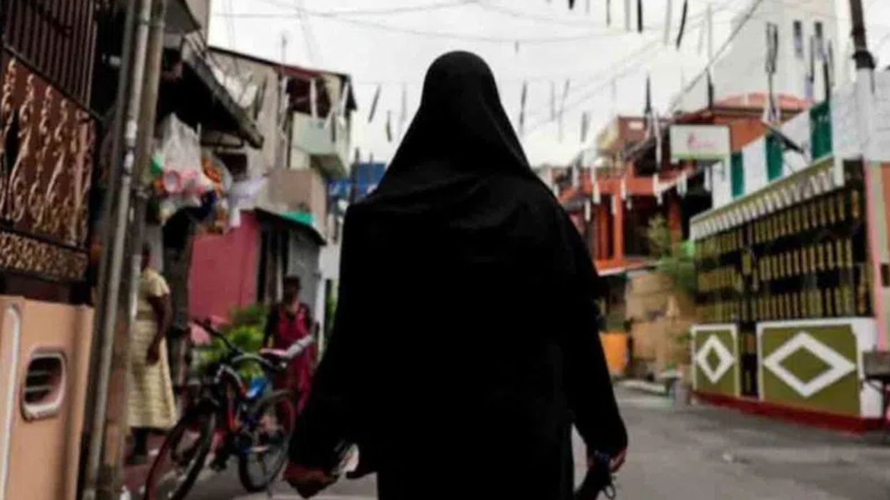 Priest Wearing Burqa : బురఖా ధరించి తిరుగుతున్న ఆలయ పూజారి Priest Wearing Burqa : బురఖా ధరించి తిరుగుతున్న ఆలయ పూజారి