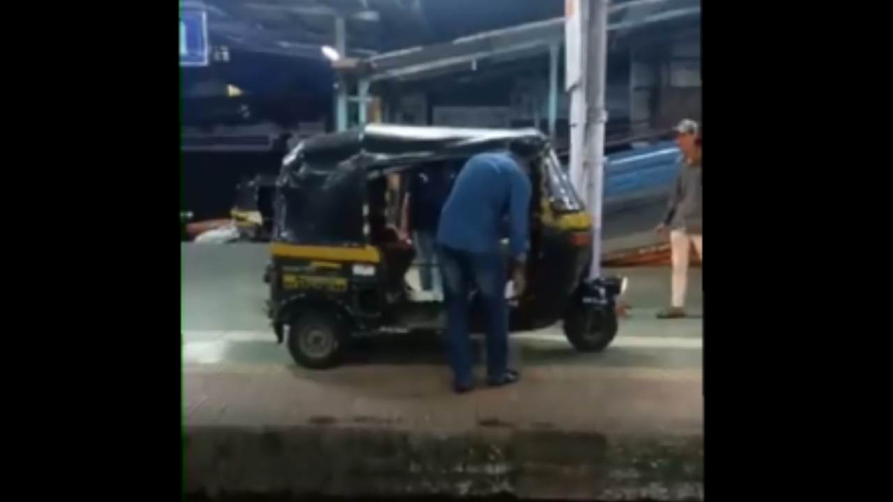 Auto on Railway Station platform: రైల్వే స్టేషన్లో ప్లాట్ఫాం నంబరు-1పైకి ఆటోను తీసుకొచ్చిన డ్రైవర్ Auto on Railway Station platform: రైల్వే స్టేషన్లో ప్లాట్ఫాం నంబరు-1పైకి ఆటోను తీసుకొచ్చిన డ్రైవర్