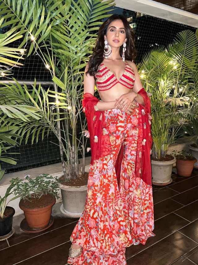 >ఇదేం డ్రెస్ రా బాబు.. టాప్ లేకుండా చున్నీ కప్పుకున్న రకుల్..