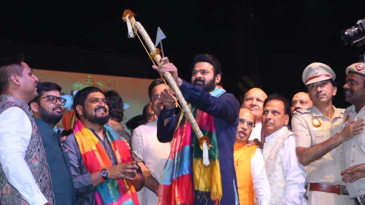 Prabhas : రావణ దహనం చేసిన ఆదిపురుషుడు..