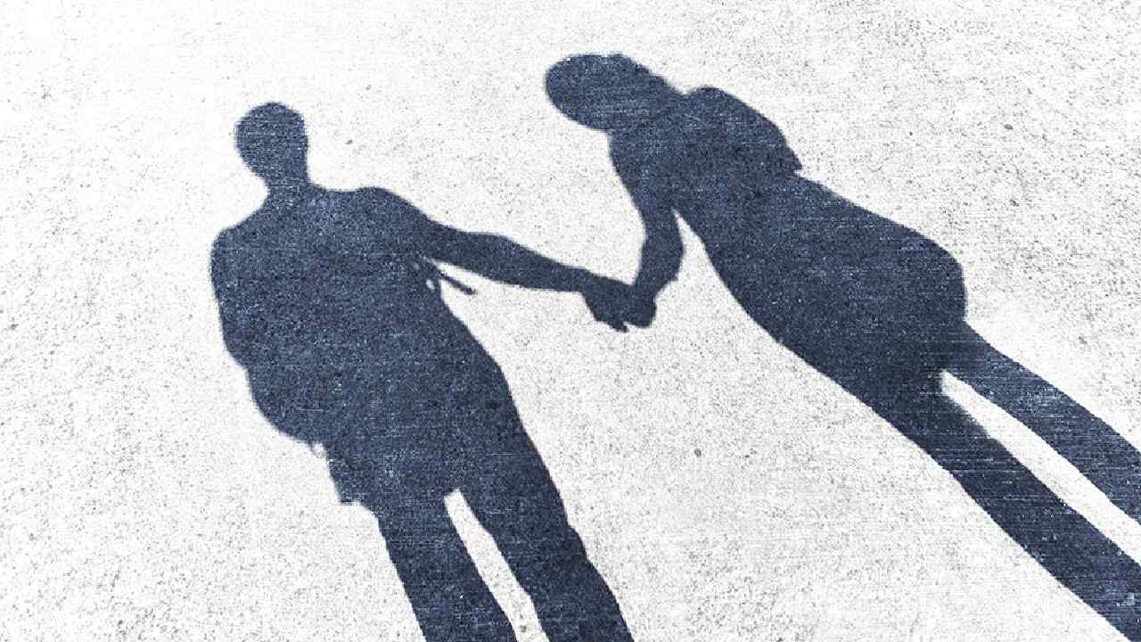 Teacher Arrested: టీచర్తో విద్యార్థి ప్రేమాయణం.. ఆమెకు పెళ్లి కుదరడంతో ఆత్మహత్య.. ఉపాధ్యాయురాలి అరెస్టు Teacher Arrested: టీచర్తో విద్యార్థి ప్రేమాయణం.. ఆమెకు పెళ్లి కుదరడంతో ఆత్మహత్య.. ఉపాధ్యాయురాలి అరెస్టు