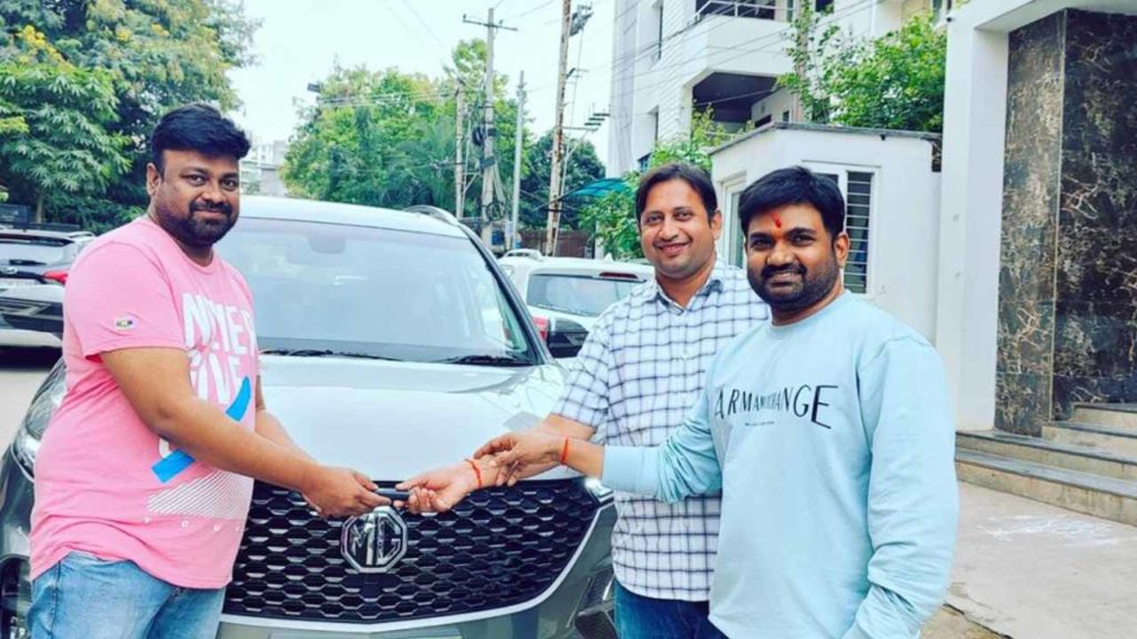 Maruthi gifted 20 lacks car to director sai rajesh before movie release