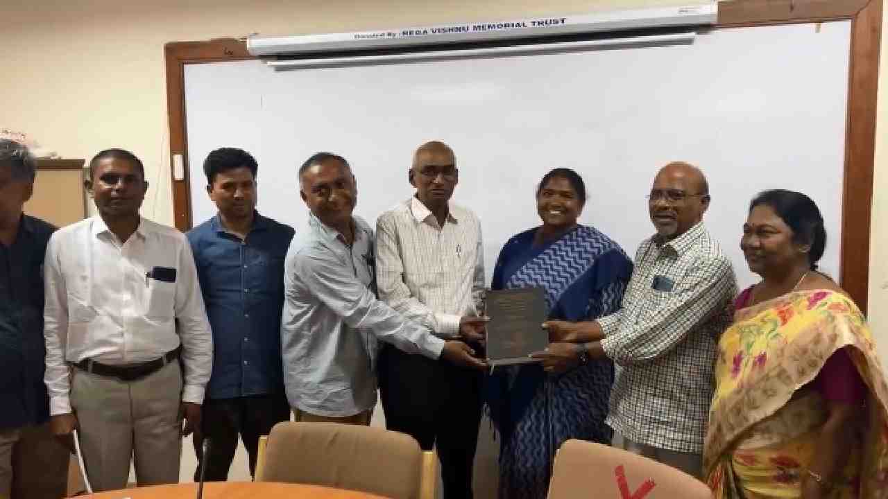 MLA Seethakka: పీహెచ్డీ పూర్తి చేసిన ఎమ్మెల్యే సీతక్క.. డాక్టరేట్ ప్రదానం.. వీడియో MLA Seethakka: పీహెచ్డీ పూర్తి చేసిన ఎమ్మెల్యే సీతక్క.. డాక్టరేట్ ప్రదానం.. వీడియో