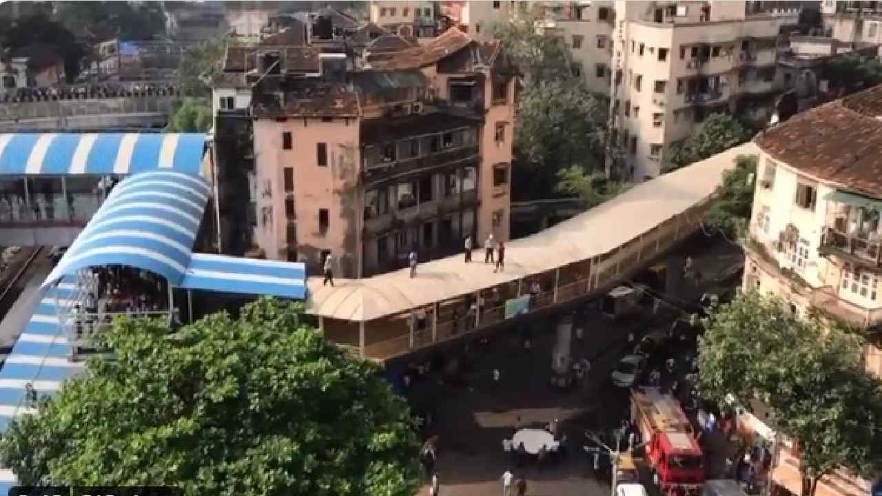 Skywalk rescue Video: స్కైవాక్ రూఫ్పైకి ఎక్కిన యవకుడు.. లాక్కొచ్చేందుకు నానా తంటాలు పడ్డ ఐదుగురు Skywalk rescue Video: స్కైవాక్ రూఫ్పైకి ఎక్కిన యవకుడు.. లాక్కొచ్చేందుకు నానా తంటాలు పడ్డ ఐదుగురు