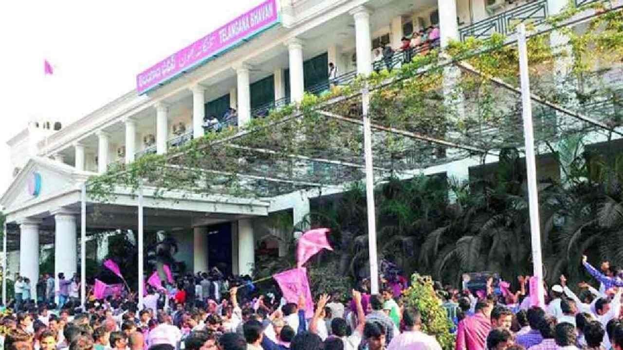 Traffic Restrictions: తెలంగాణ భవన్ పరిసర ప్రాంతాల వైపునకు రావద్దు: పోలీసుల సూచన Traffic Restrictions: తెలంగాణ భవన్ పరిసర ప్రాంతాల వైపునకు రావద్దు: పోలీసుల సూచన