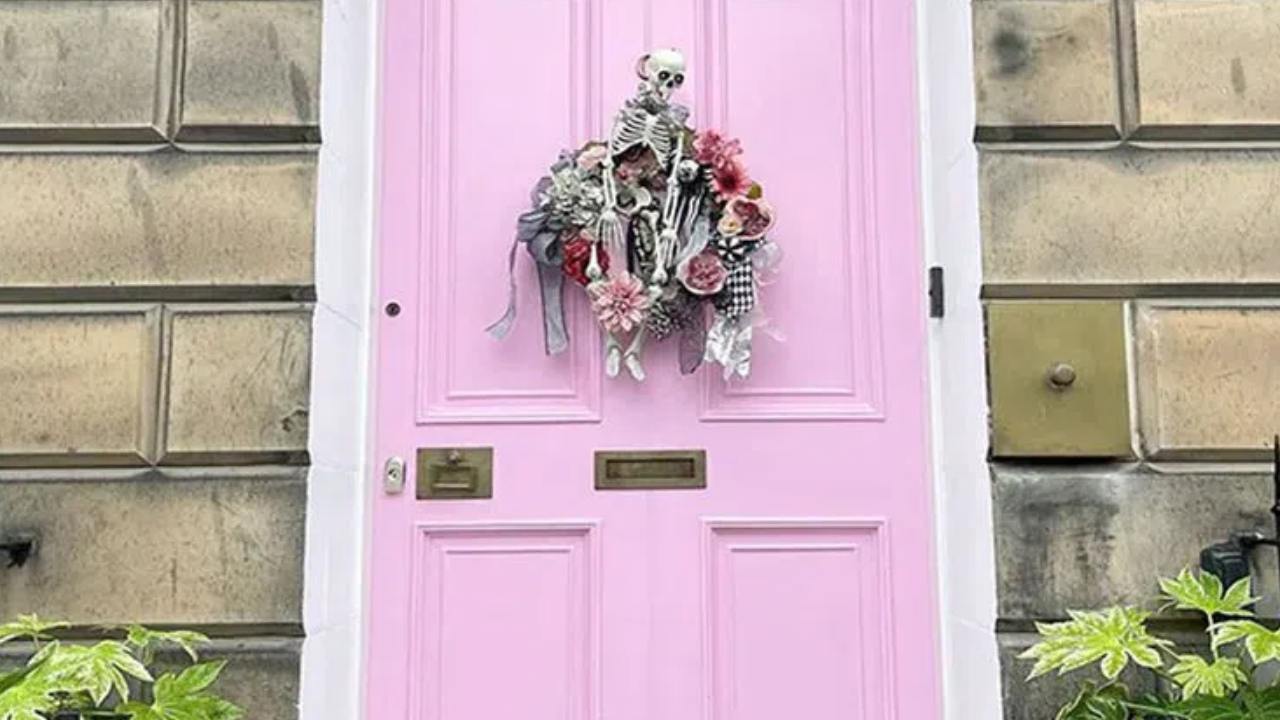 Pink Colour Door Woman Fined : ఇంటి డోర్కు పింక్ రంగు వేశారని.. యజమానికి రూ.19 లక్షలు జరిమానా Pink Colour Door Woman Fined : ఇంటి డోర్కు పింక్ రంగు వేశారని.. యజమానికి రూ.19 లక్షలు జరిమానా