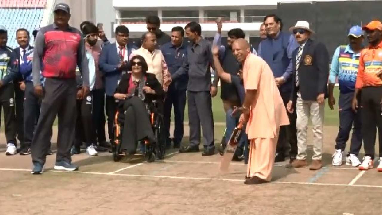 Sardar Patel Divyang Cup: క్రికెట్ ఆడిన యూపీ సీఎం యోగి ఆదిత్యనాథ్.. వీడియో వైరల్ Sardar Patel Divyang Cup: క్రికెట్ ఆడిన యూపీ సీఎం యోగి ఆదిత్యనాథ్.. వీడియో వైరల్