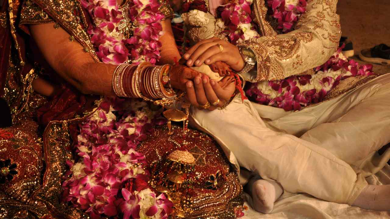 32 Lakh Weddings: మొదలైన పెళ్లిళ్ల సీజన్.. 41 రోజుల్లో 32 లక్షల పెళ్లిళ్లు.. 3.75 లక్షల కోట్ల వ్యాపారం! 32 Lakh Weddings: మొదలైన పెళ్లిళ్ల సీజన్.. 41 రోజుల్లో 32 లక్షల పెళ్లిళ్లు.. 3.75 లక్షల కోట్ల వ్యాపారం!