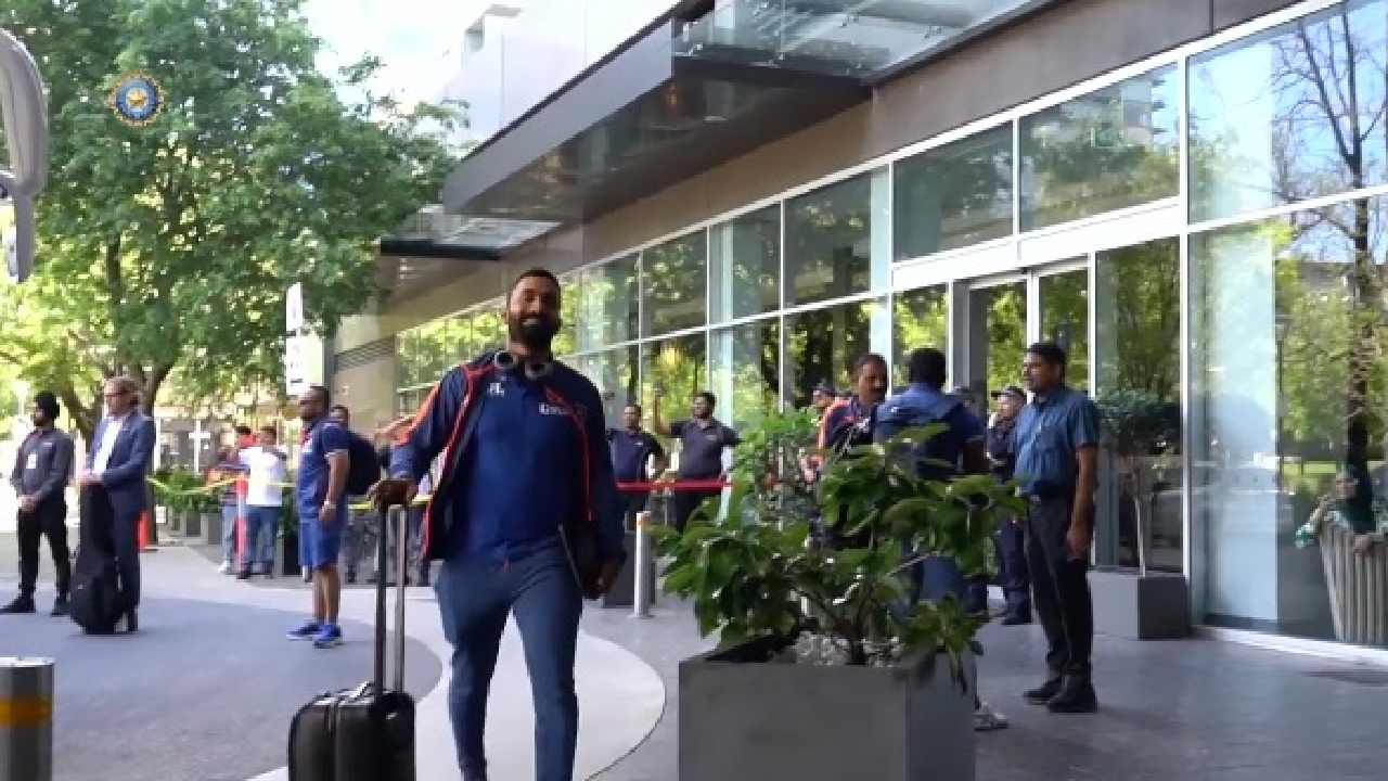 T20 World Cup-2022: సెమీఫైనల్ మ్యాచ్ కోసం అడిలైడ్ ఓవల్ చేరుకున్న టీమిండియా.. వీడియో T20 World Cup-2022: సెమీఫైనల్ మ్యాచ్ కోసం అడిలైడ్ ఓవల్ చేరుకున్న టీమిండియా.. వీడియో