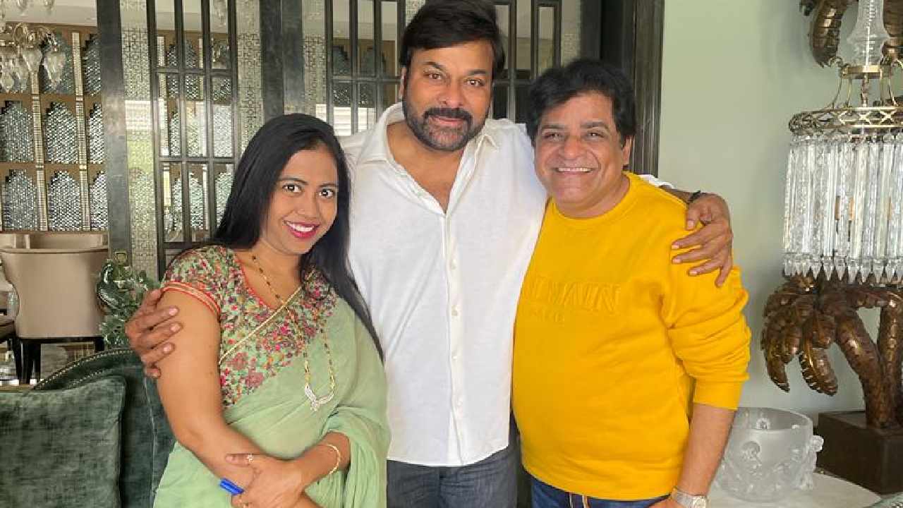 Ali : చిరంజీవికి పెళ్లి శుభలేఖ అందించిన అలీ దంపతులు.. Ali : చిరంజీవికి పెళ్లి శుభలేఖ అందించిన అలీ దంపతులు..
