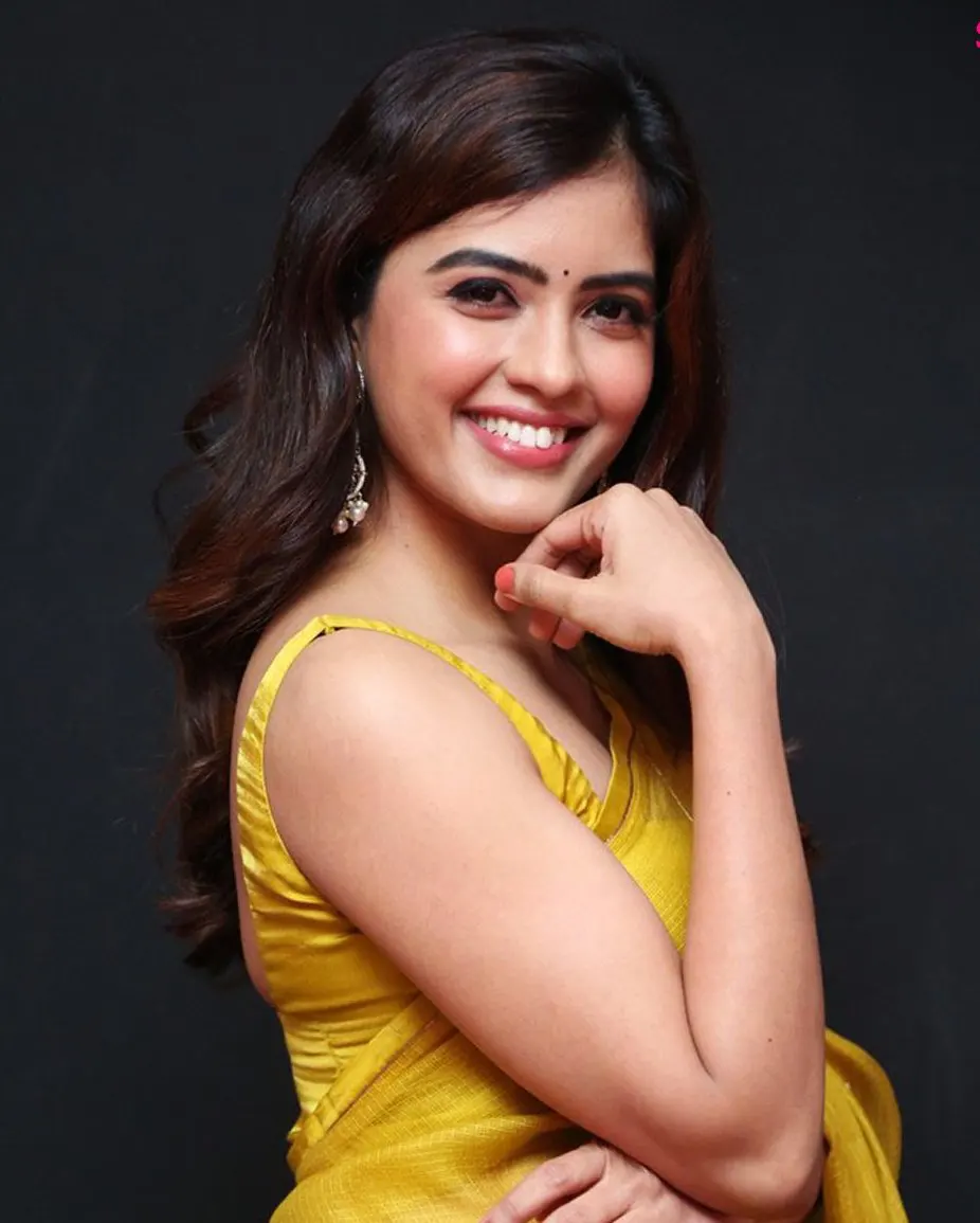 Amritha Aaiyer Shines like Gold in Yellow Saree