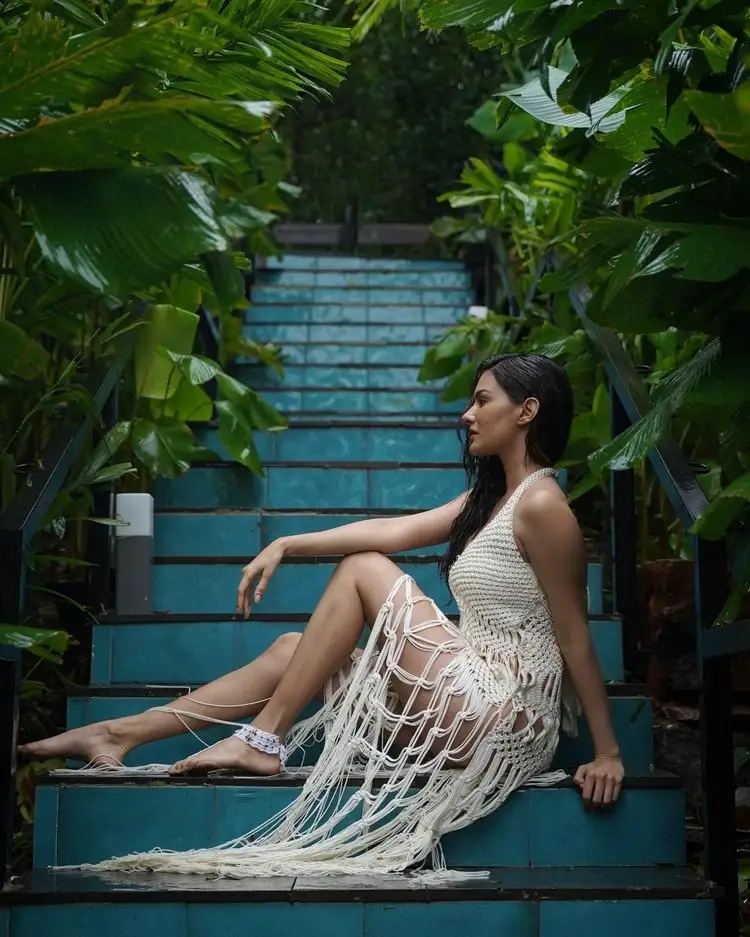 Amyra Dastur Stuns With Her Latest Pics