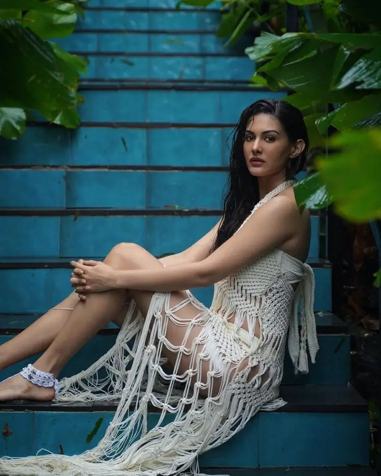 Amyra Dastur Stuns With Her Latest Pics