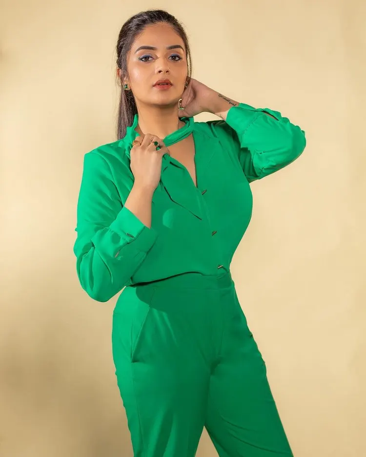 Anchor Sreemukhi Ultra Stylish In Green Dress