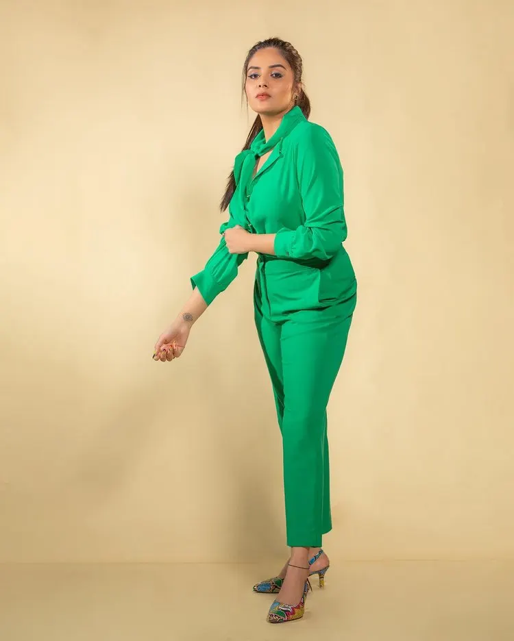Anchor Sreemukhi Ultra Stylish In Green Dress