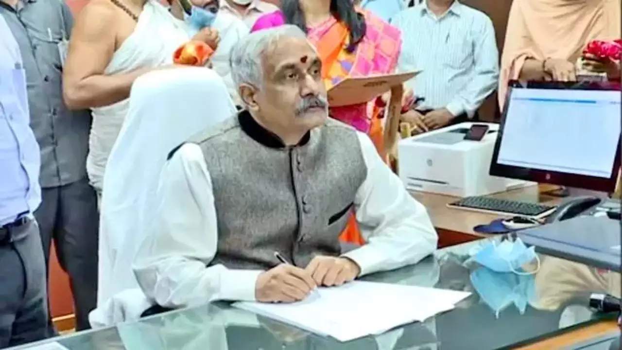 Andhra Pradesh: ఏపీ సీఎస్ సమీర్ శర్మకు తీవ్ర అస్వస్థత.. ఆస్పత్రికి తరలింపు Andhra Pradesh: ఏపీ సీఎస్ సమీర్ శర్మకు తీవ్ర అస్వస్థత.. ఆస్పత్రికి తరలింపు