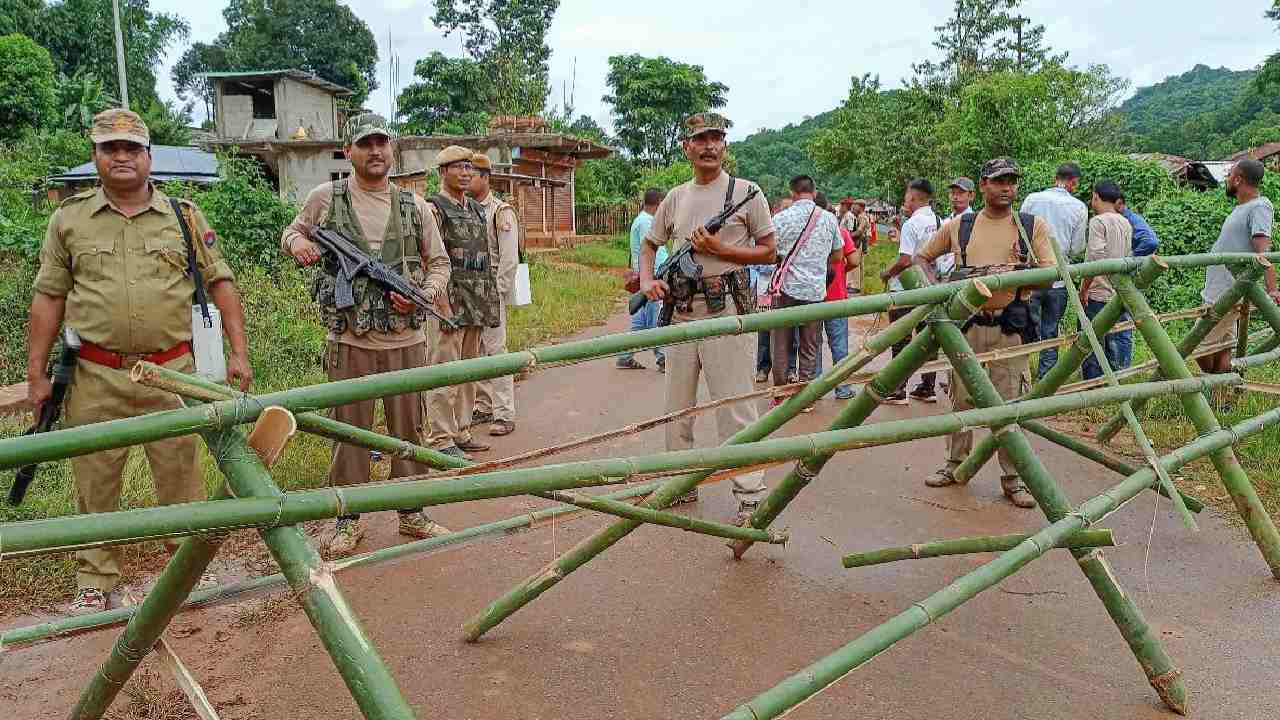 Assam-Meghalaya Border: అసోం-మేఘాలయ సరిహద్దులో అటవీ అధికారుల కాల్పులు.. ఐదుగురు మృతి Assam-Meghalaya Border: అసోం-మేఘాలయ సరిహద్దులో అటవీ అధికారుల కాల్పులు.. ఐదుగురు మృతి