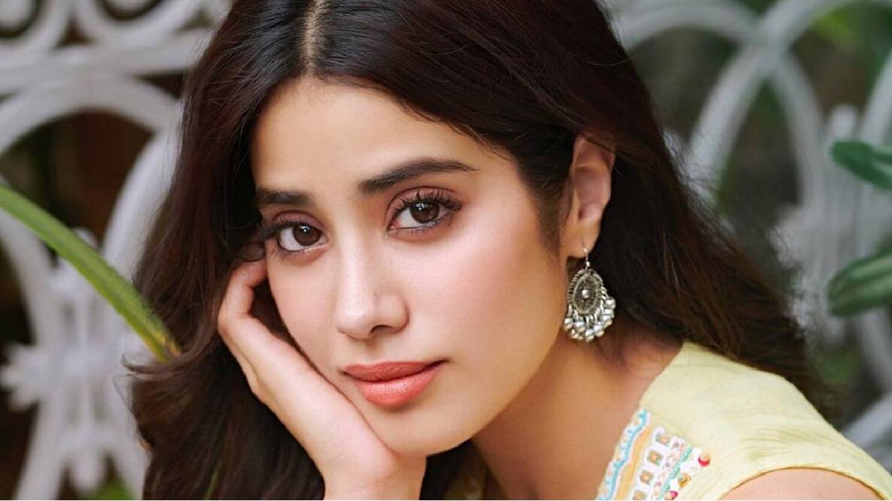 Janhvi Kapoor: ఆ సమయంలో పెయిన్ కిల్లర్ టాబ్లెట్స్ తీసుకునే దాని.. జాన్వీ కపూర్! Janhvi Kapoor: ఆ సమయంలో పెయిన్ కిల్లర్ టాబ్లెట్స్ తీసుకునే దాని.. జాన్వీ కపూర్!