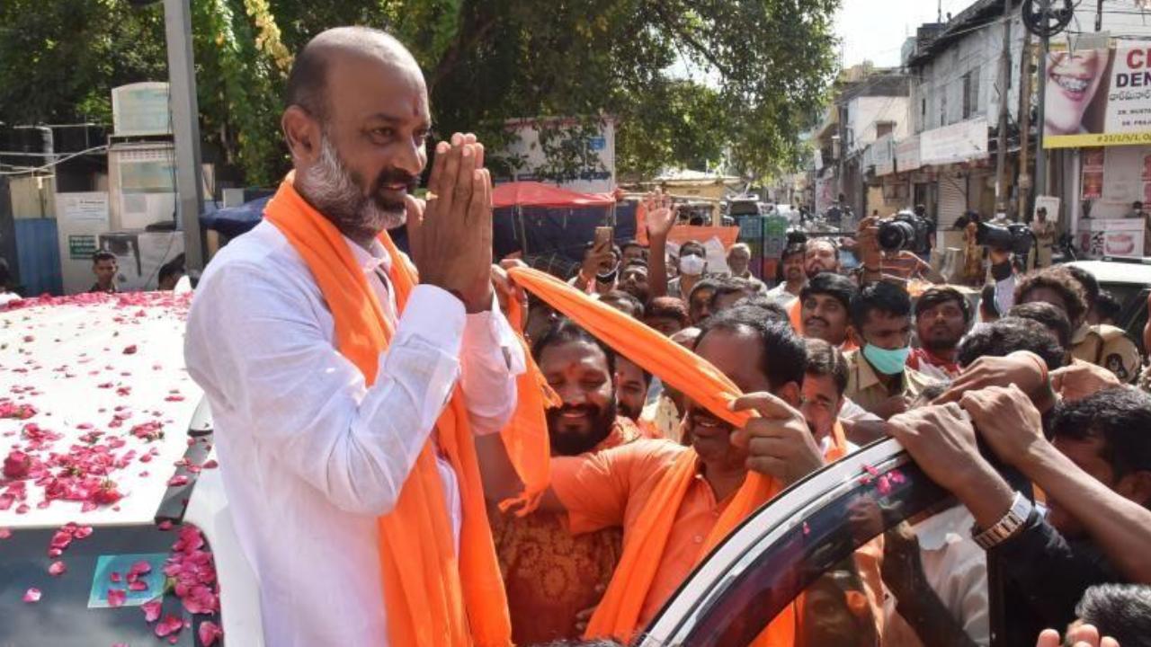 Bandhi Sunjay: బండి సంజయ్కు ఊరట.. పాదయాత్రకు గ్రీన్సిగ్నల్ ఇచ్చిన హైకోర్టు.. Bandhi Sunjay: బండి సంజయ్కు ఊరట.. పాదయాత్రకు గ్రీన్సిగ్నల్ ఇచ్చిన హైకోర్టు..