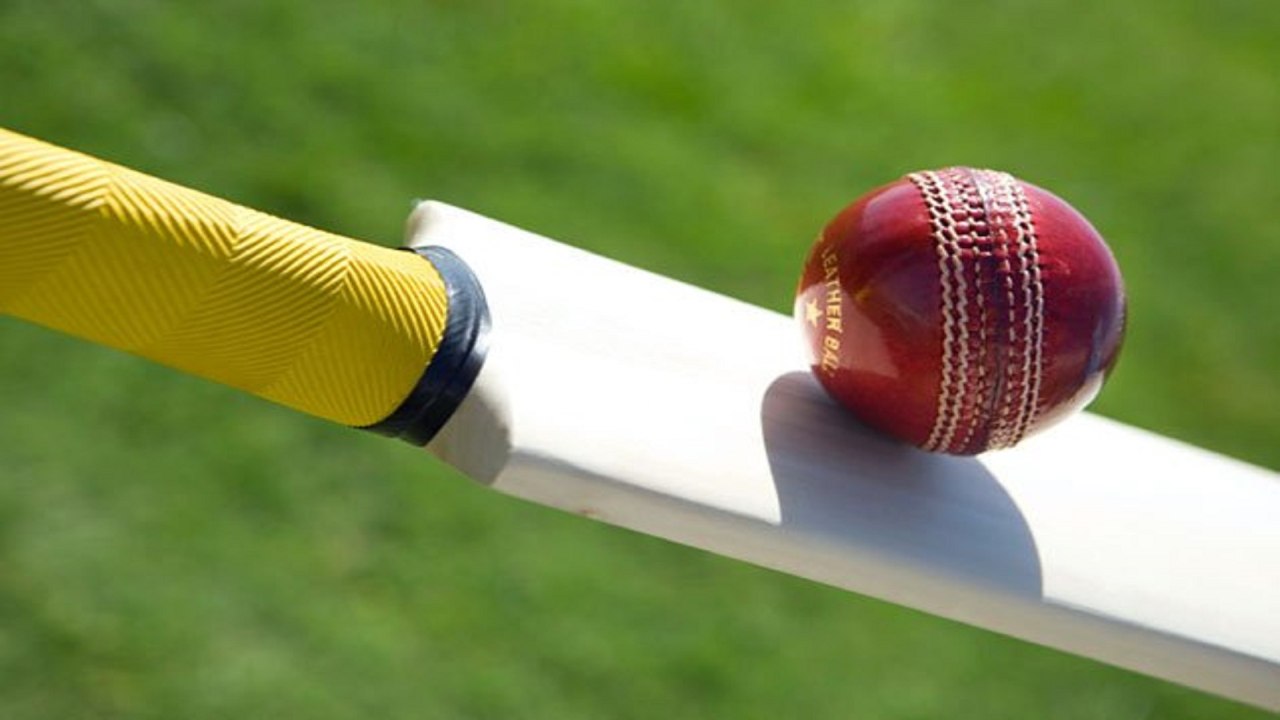 Bat Behind The Stumps: వికెట్ల వెనకాల కూడా బ్యాటింగ్ చేయొచ్చా.. ఈ వీడియో చూడండి! Bat Behind The Stumps: వికెట్ల వెనకాల కూడా బ్యాటింగ్ చేయొచ్చా.. ఈ వీడియో చూడండి!