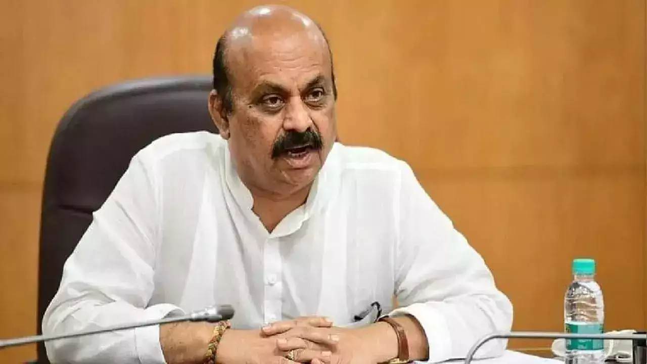 CM Bommai: పాఠశాలలకు కాషాయ రంగు వేస్తే తప్పేంటి.. ప్రతిపక్షాల్ని ప్రశ్నించిన కర్ణాటక సీఎం బొమ్మై CM Bommai: పాఠశాలలకు కాషాయ రంగు వేస్తే తప్పేంటి.. ప్రతిపక్షాల్ని ప్రశ్నించిన కర్ణాటక సీఎం బొమ్మై