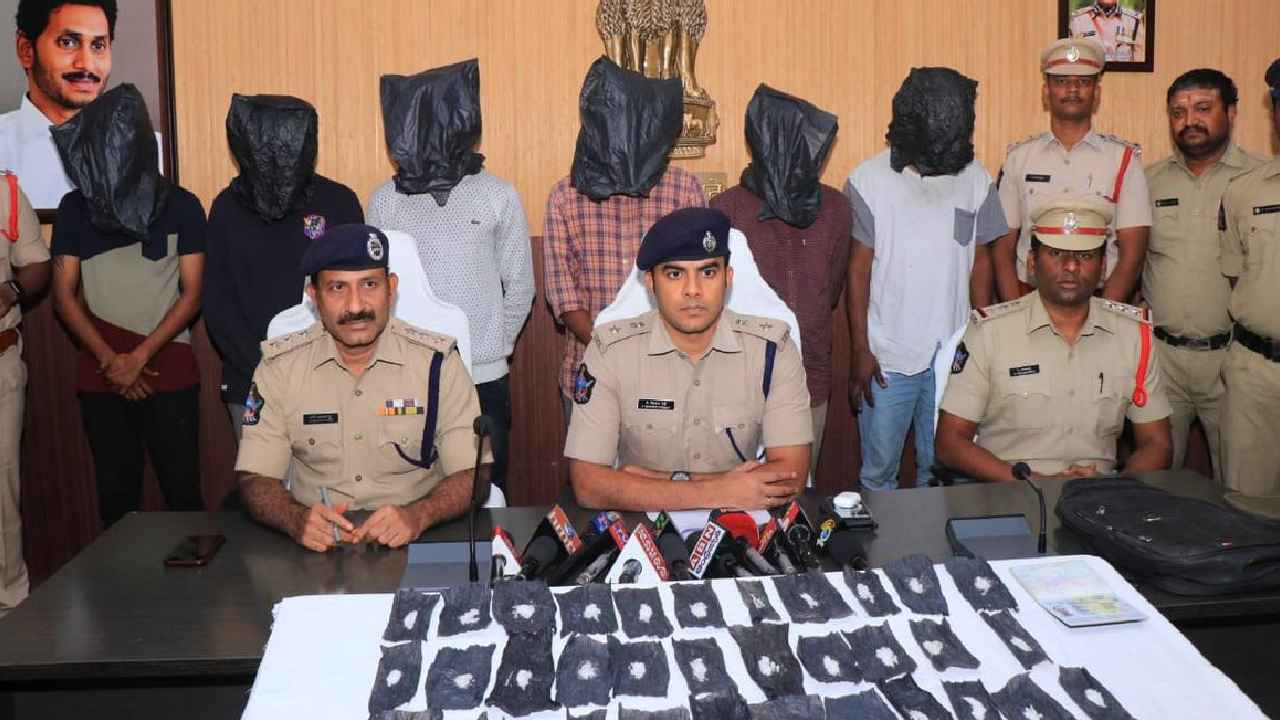 Chittoor Drugs Racket : చిత్తూరులో డ్రగ్స్ కలకలం.. విద్యార్థులకు ప్రమాదకర మత్తుపదార్ధం అమ్ముతున్న ముఠా అరెస్ట్ Chittoor Drugs Racket : చిత్తూరులో డ్రగ్స్ కలకలం.. విద్యార్థులకు ప్రమాదకర మత్తుపదార్ధం అమ్ముతున్న ముఠా అరెస్ట్