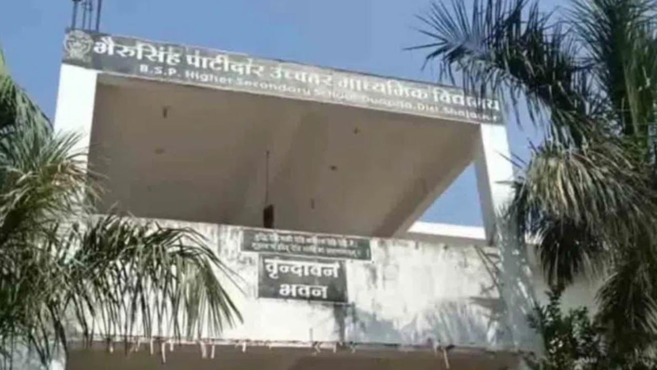Dalit Girl Expulsion From School : బడి నుంచి దళిత బాలిక బహిష్కరణ.. స్కూల్ డైరెక్టర్ వదినకు ఆమె తల్లిదండ్రులు ఓటేయలేదని.. Dalit Girl Expulsion From School : బడి నుంచి దళిత బాలిక బహిష్కరణ.. స్కూల్ డైరెక్టర్ వదినకు ఆమె తల్లిదండ్రులు ఓటేయలేదని..