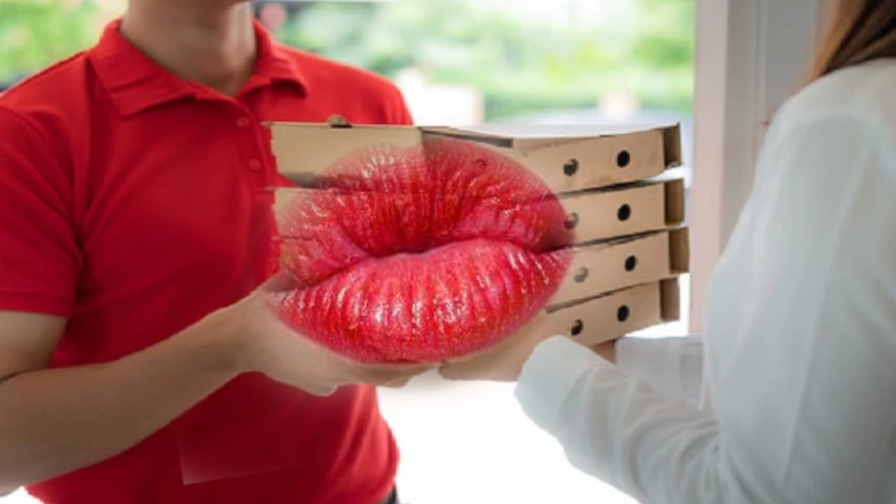 Delivery Boy Kiss woman customer : మహిళా కస్టమర్ని ముద్దు పెట్టుకోబోయిన డెలివరీ బోయ్ .. కట్ చేస్తే.. Delivery Boy Kiss woman customer : మహిళా కస్టమర్ని ముద్దు పెట్టుకోబోయిన డెలివరీ బోయ్ .. కట్ చేస్తే..