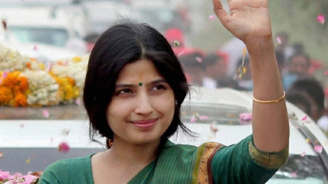 Dimple Yadav: మెయిన్పురి ఉప ఎన్నిక బరిలో డింపుల్ యాదవ్.. ఎస్పీ తరఫున పోటీ చేస్తున్న అఖిలేష్ సతీమణి Dimple Yadav: మెయిన్పురి ఉప ఎన్నిక బరిలో డింపుల్ యాదవ్.. ఎస్పీ తరఫున పోటీ చేస్తున్న అఖిలేష్ సతీమణి