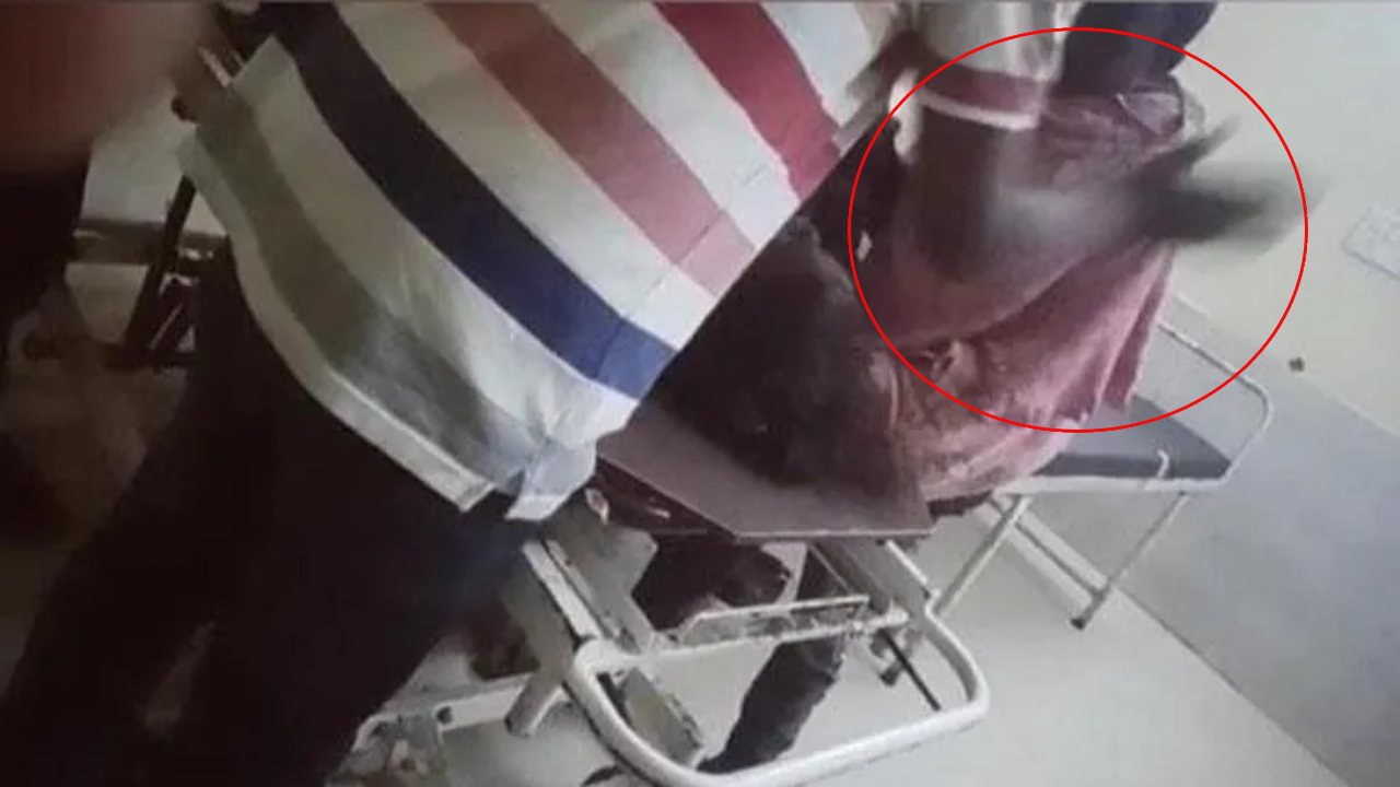 Doctor Beats Woman Patient : మహిళా రోగిని చితకబాదిన డాక్టర్ .. Doctor Beats Woman Patient : మహిళా రోగిని చితకబాదిన డాక్టర్ ..